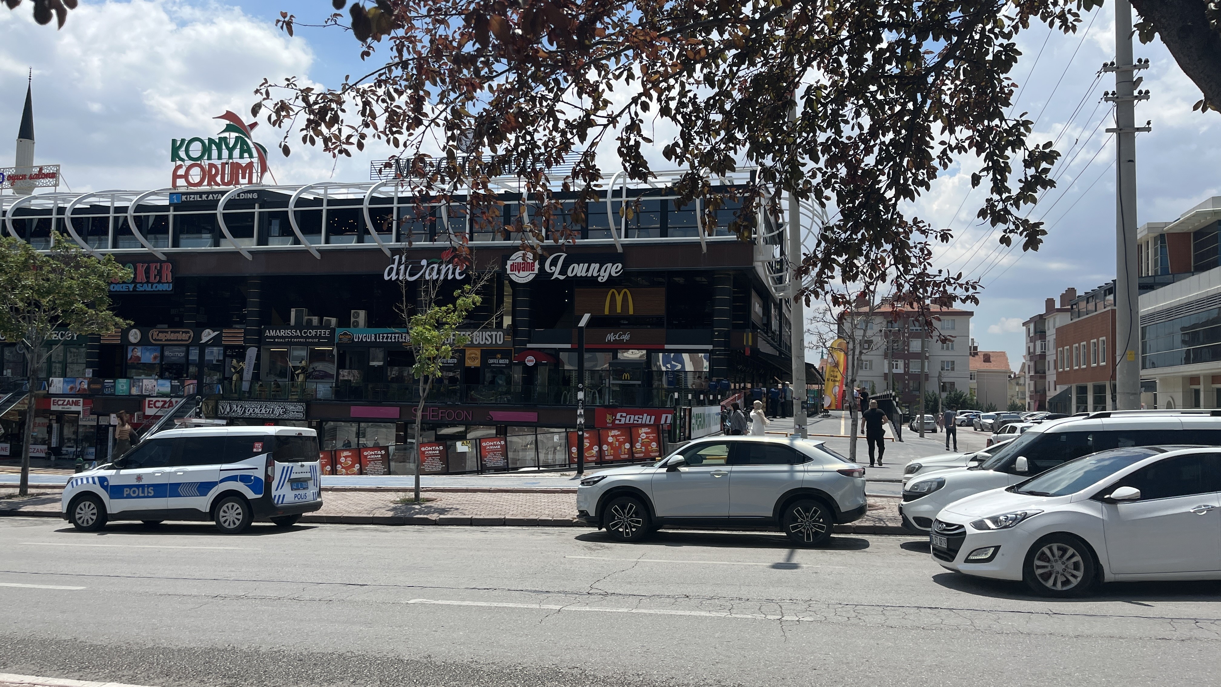 Konya’da Kafe Kurşunlayan Şüpheli Aracını Bırakarak Kaçtı