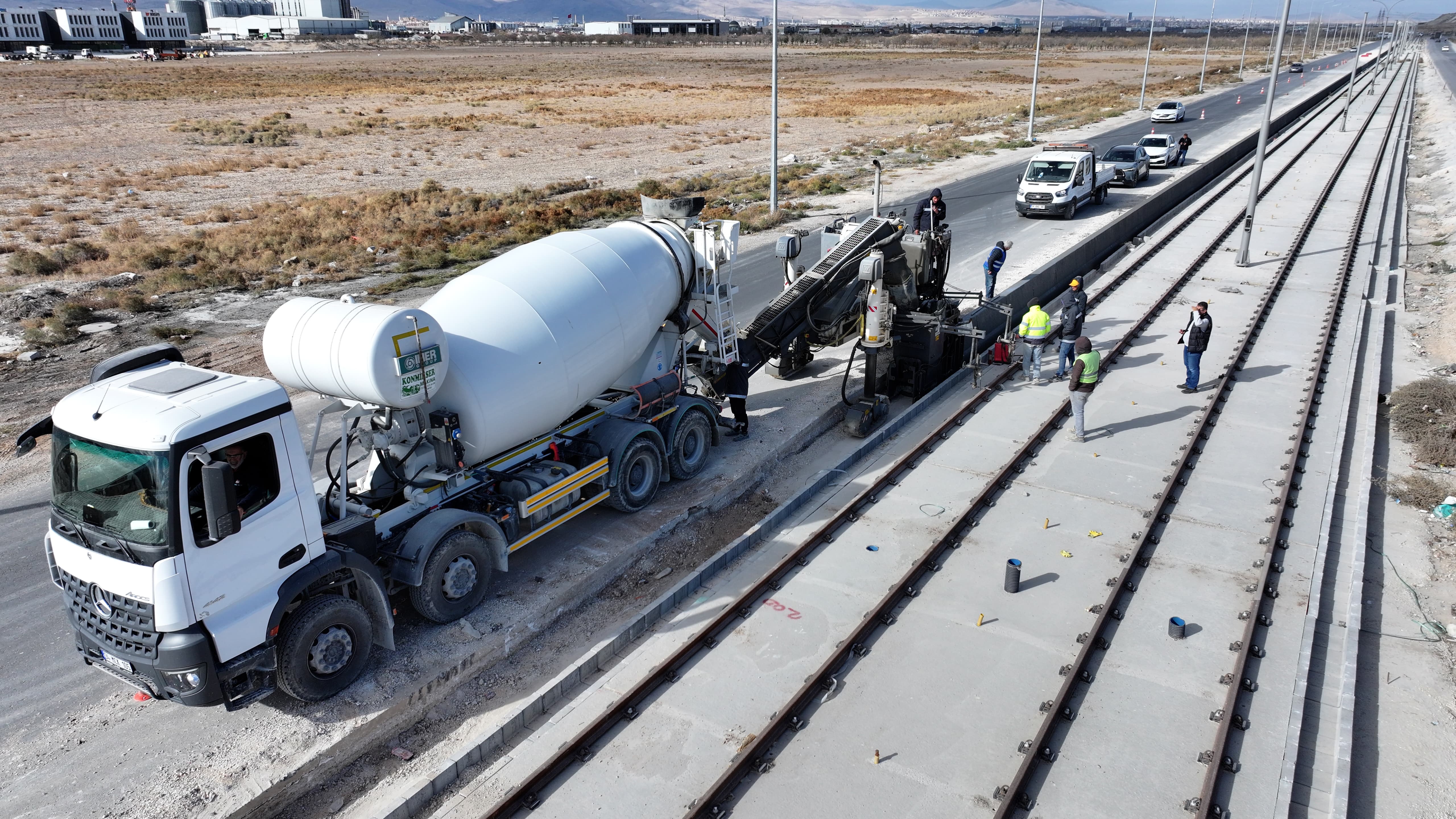 Konya Büyükşehir, Yeni Tramvay Hattı İnşaatında Trafiği Kapatmadan Örnek Bir Sistemle Beton Bariyer Yapıyor
