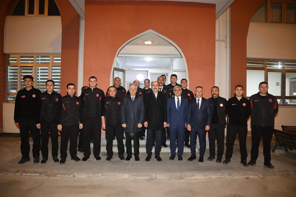 Başkan Altay İftardan Sonra Gece Mesaisindeki Büyükşehir Personelini Ziyaret Etti