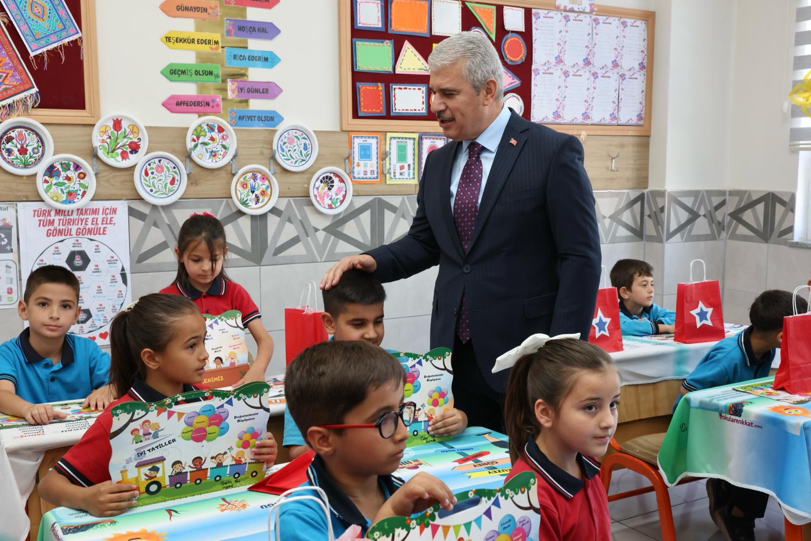 Vali Akın, Karne Dağıtım Töreninde Öğrencilerin Karne Sevincine Ortak Oldu