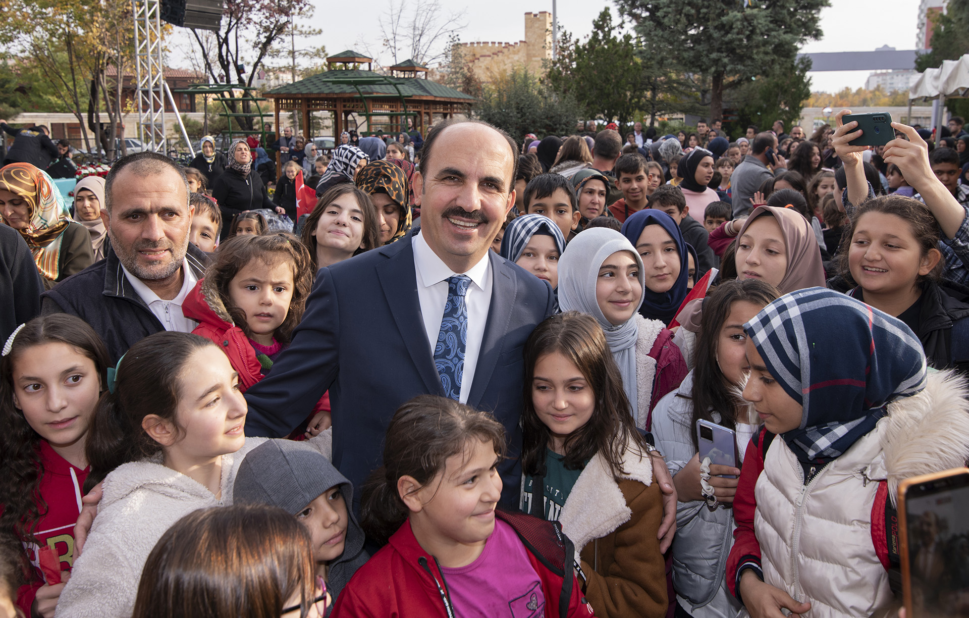Başkan Altay Karne Alan Öğrencileri Tebrik Etti