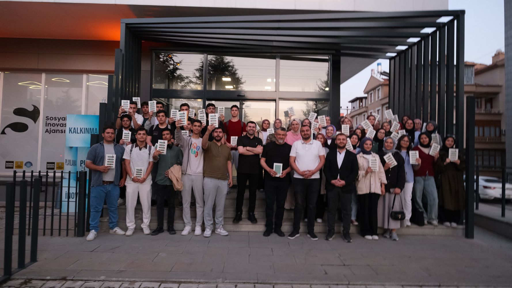 Lise Medeniyet Akademileri Öğrenciler için "Bir nedenin varsa yolun vardır" Konulu Söyleşi Düzenledi
