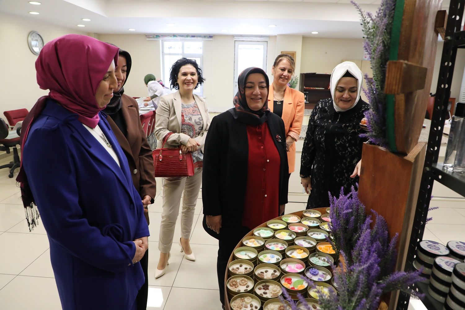 Konya Protokol Eşlerinden "Atölye Karatay"a Ziyaret