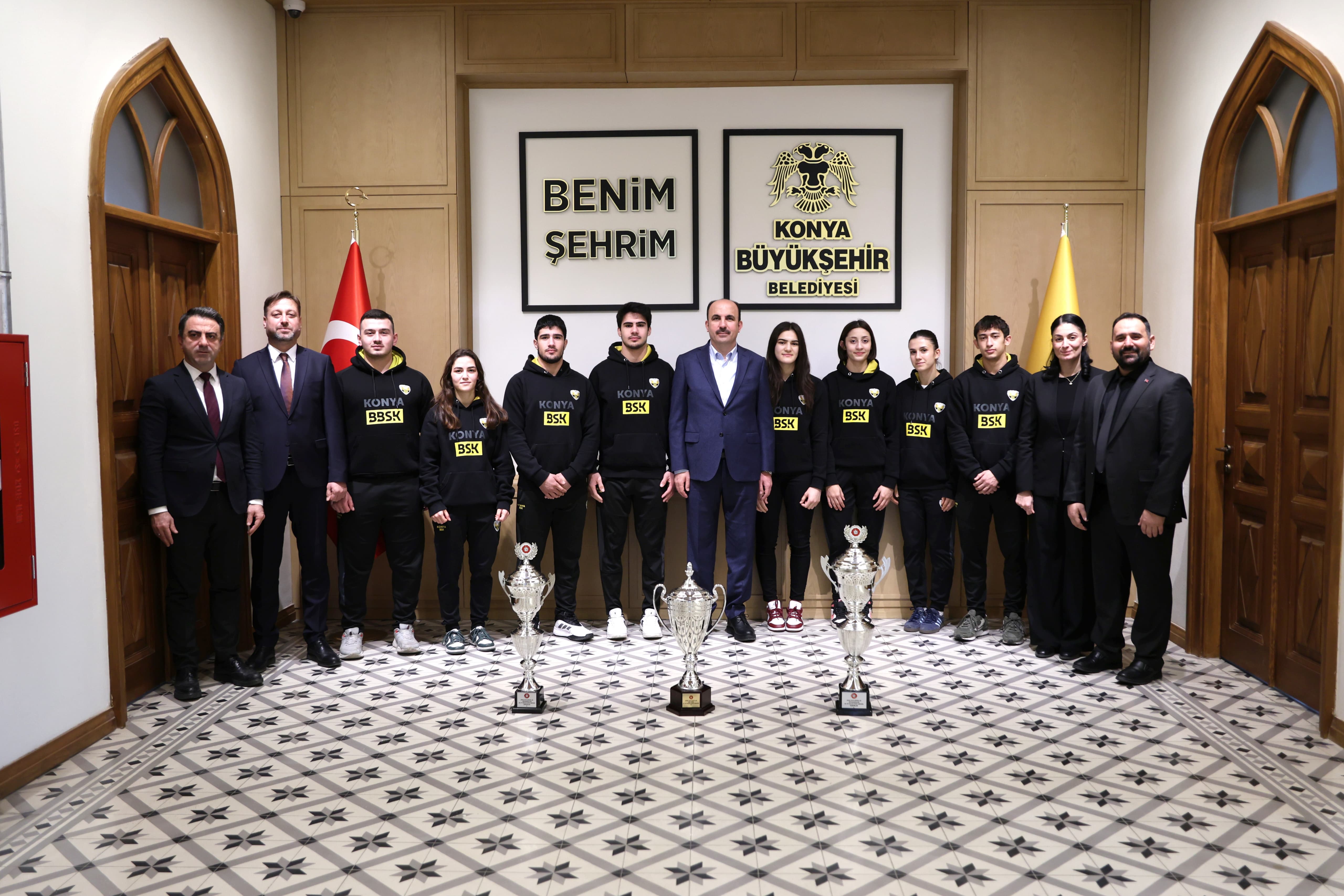 Konya Büyükşehir’in Başarılı Judocuları 2025’te Kazandıkları Kupaları Başkan Altay’a Takdim Etti