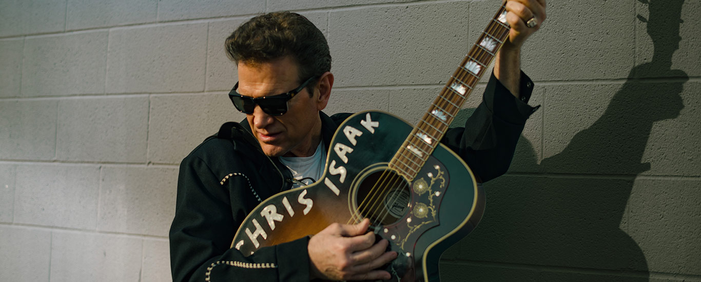 ABD’li Şarkıcı ve Söz Yazarı Chris Isaak 2026’da İstanbul’da Sahne Alacak