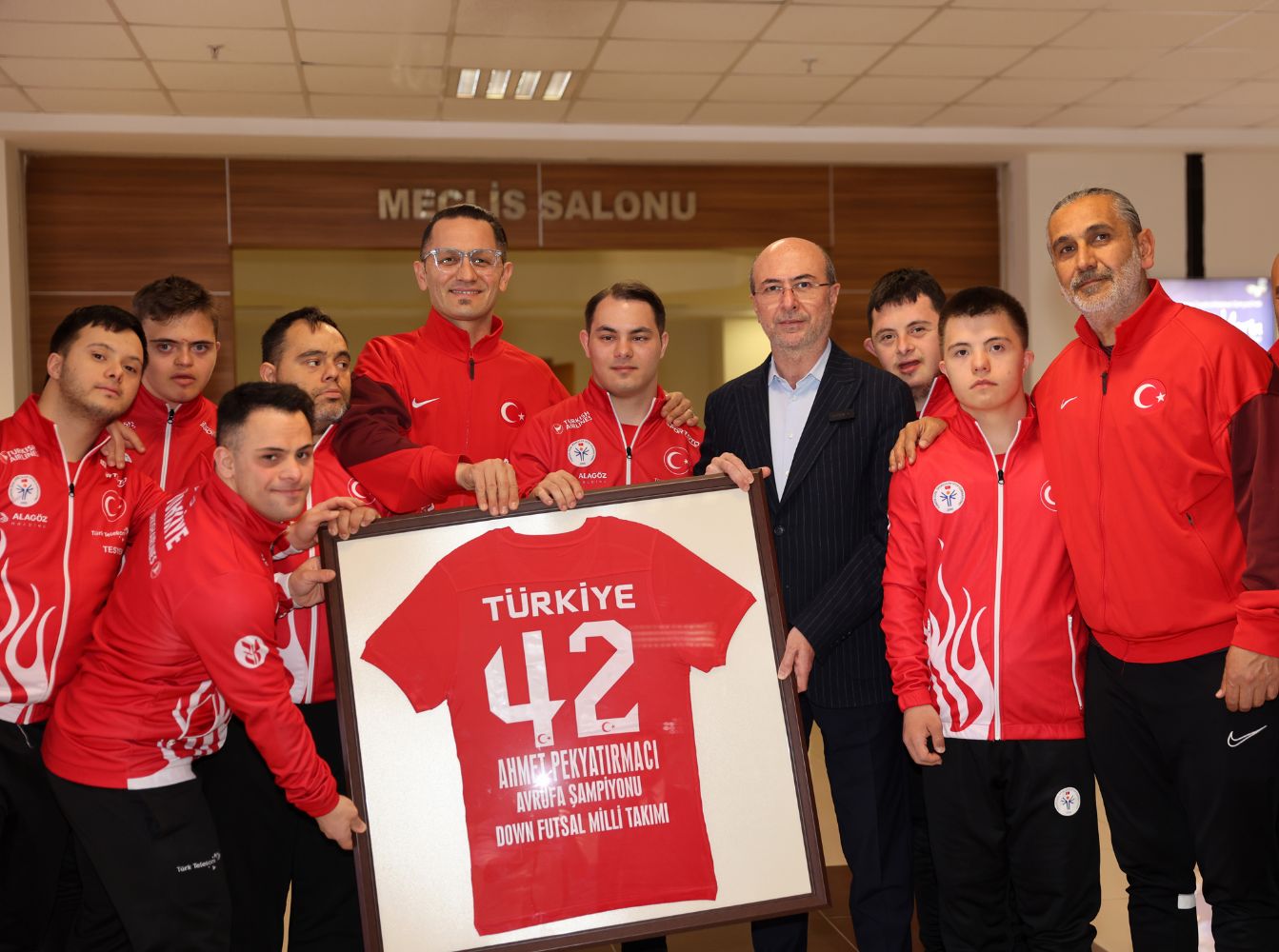 Başkan Pekyatırmacı Özel Sporcular Futsal Milli Takımı'nı Misafir Etti