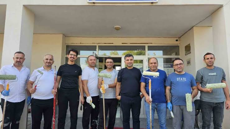 Eğitimciler fırçaları eline aldı, köy okulunu yeni döneme hazırladı