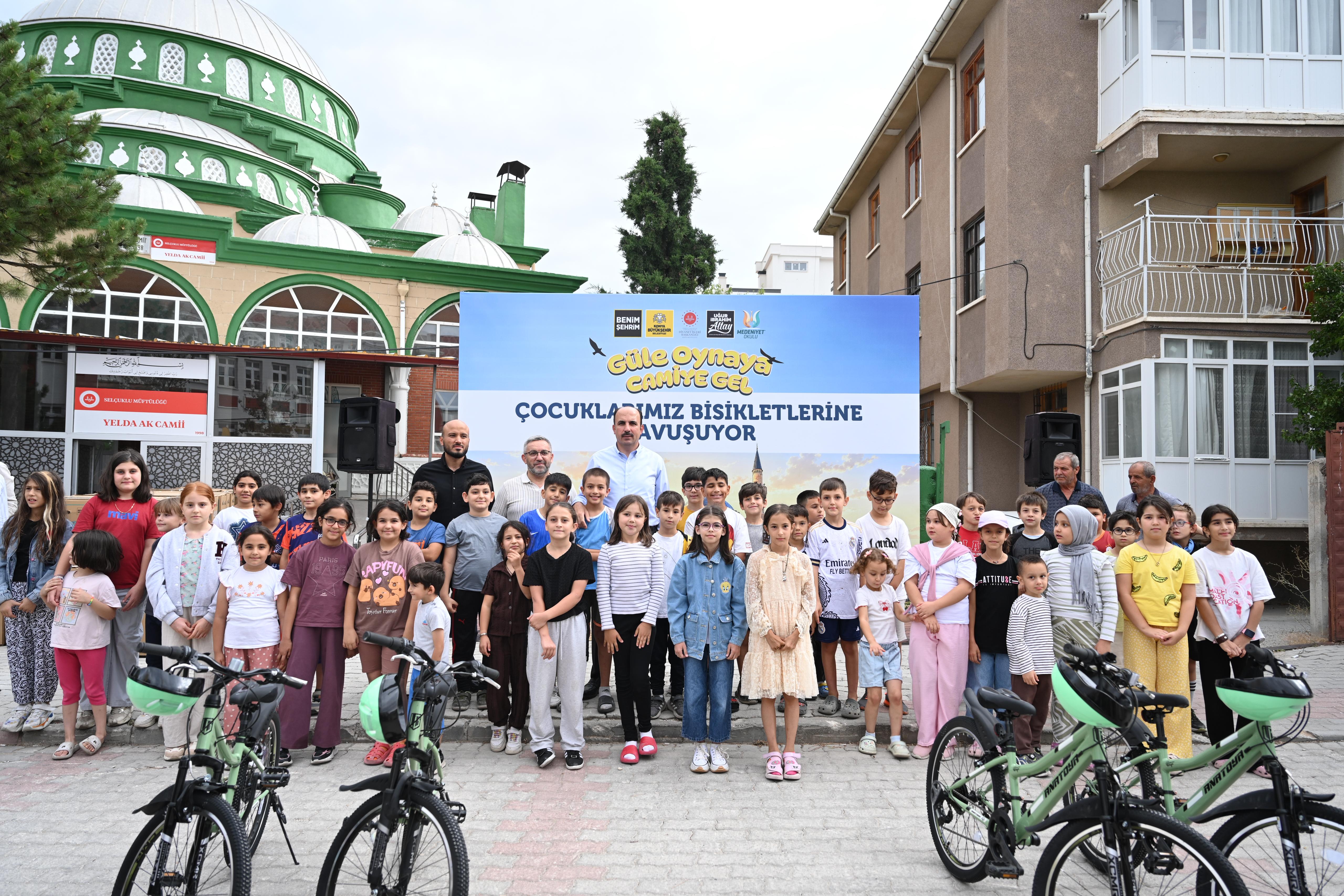 Başkan Altay, “Güle Oynaya Camiye Gel” Projesinde Bisiklet Almaya Hak Kazanan Çocuklara Bisikletlerini Hediye Etti