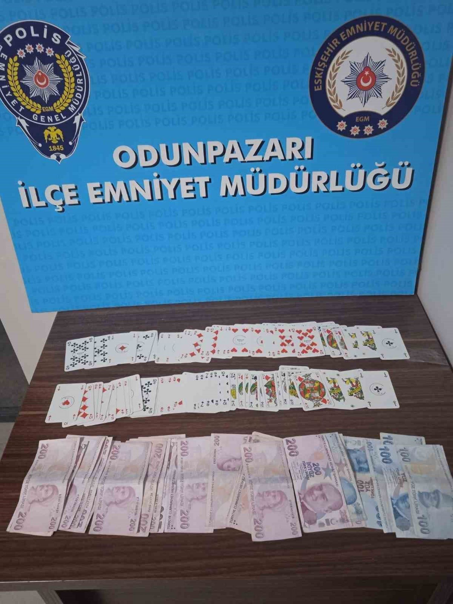 Dernekte yasadışı kumar oynayan 5 kişiye 46 bin 235 lira ceza