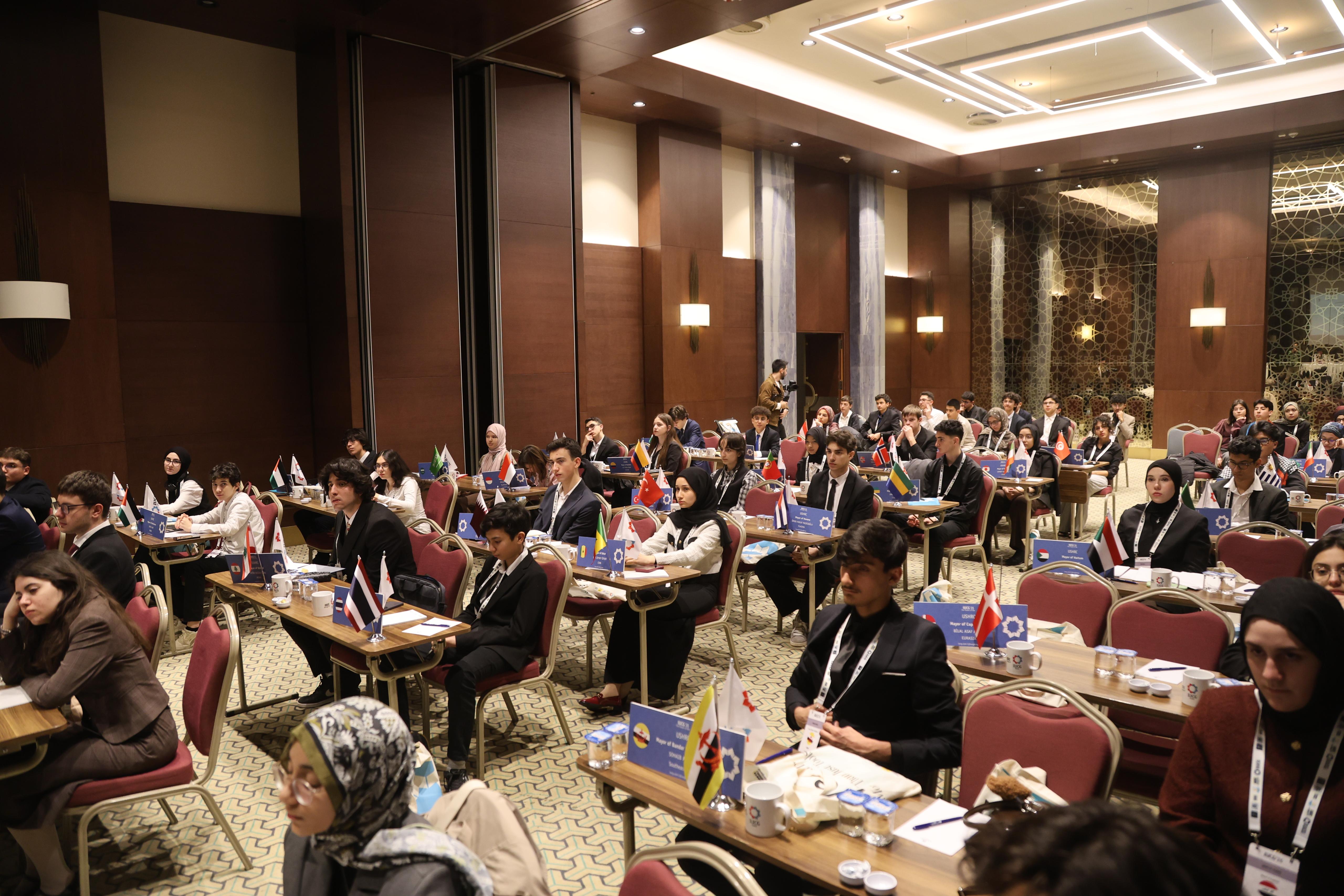 Başkan Altay “Uluslararası Şehirler ve Hükümetler Birliği Konferansı”nda Lise Öğrencileriyle Buluştu