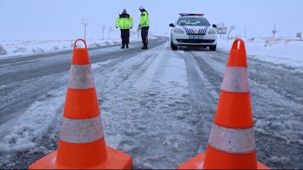 Aksaray’da 1 ilçe, 2 köy yolu kardan kapandı