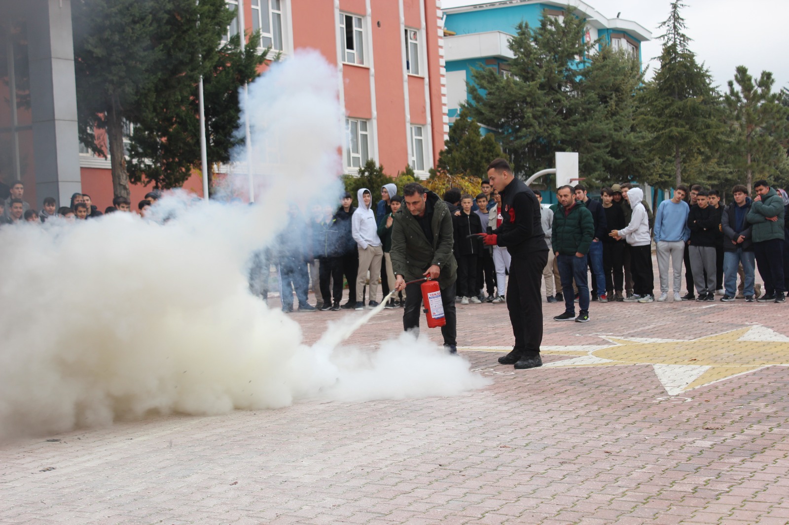 Şehit Mehmet Lütfi Gülşen Anadolu İmam Hatip Lisesi'nde Yangın Tatbikatı ve Bilgilendirme Çalışması Gerçekleştirildi
