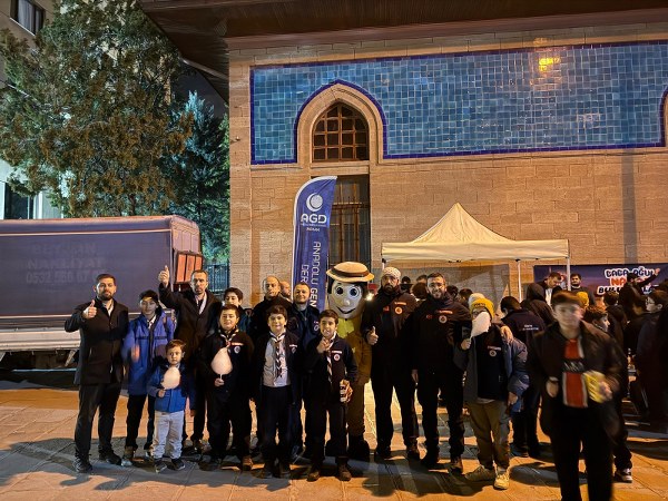 Etkinliği Duyan Çocuklar Teravih Namazına Koşa Koşa Geliyor