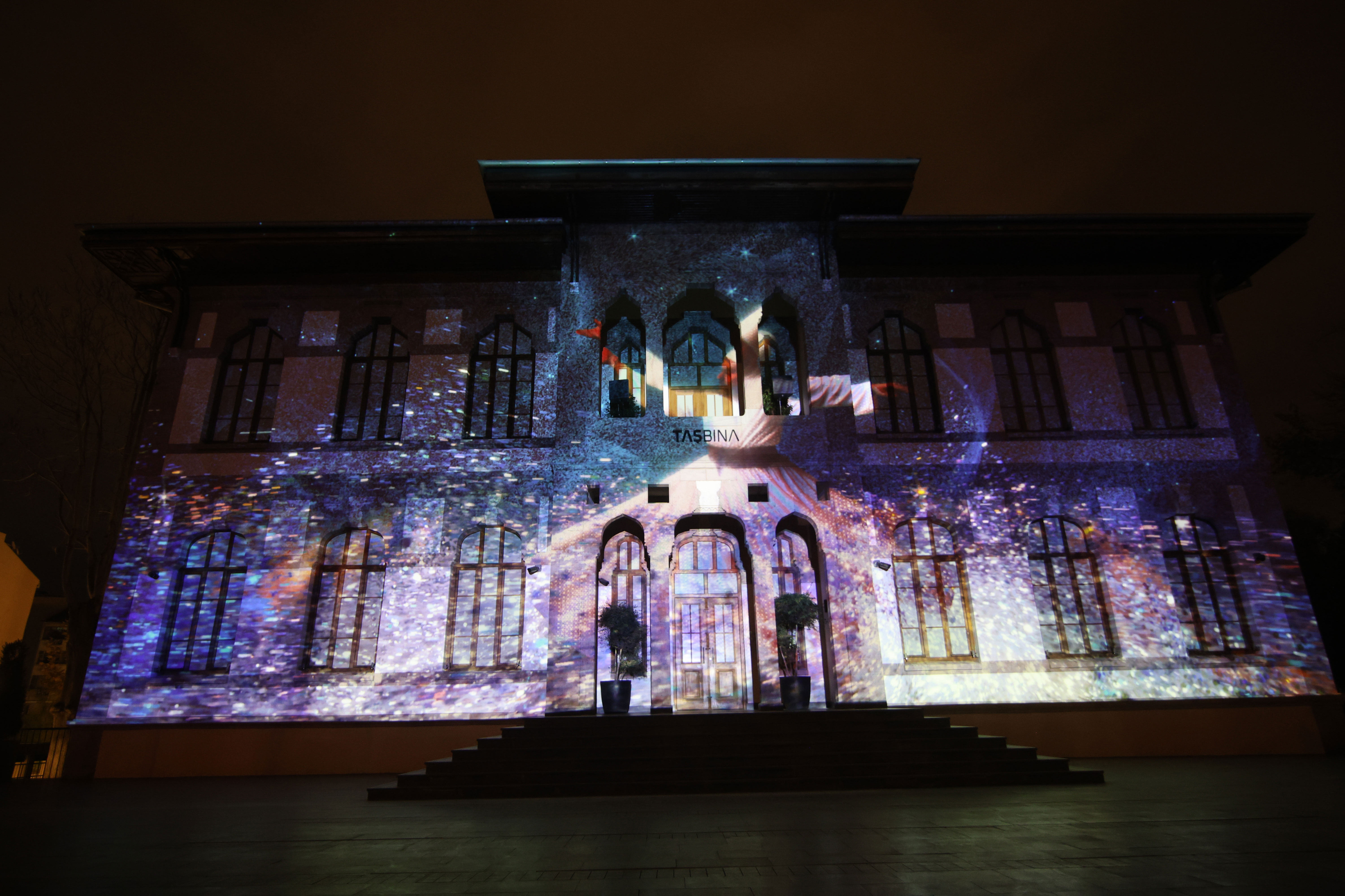 Konya Büyükşehir, Taş Bina’nın Tarihi Silüetinde Video Mapping Gösterisi Başlattı 