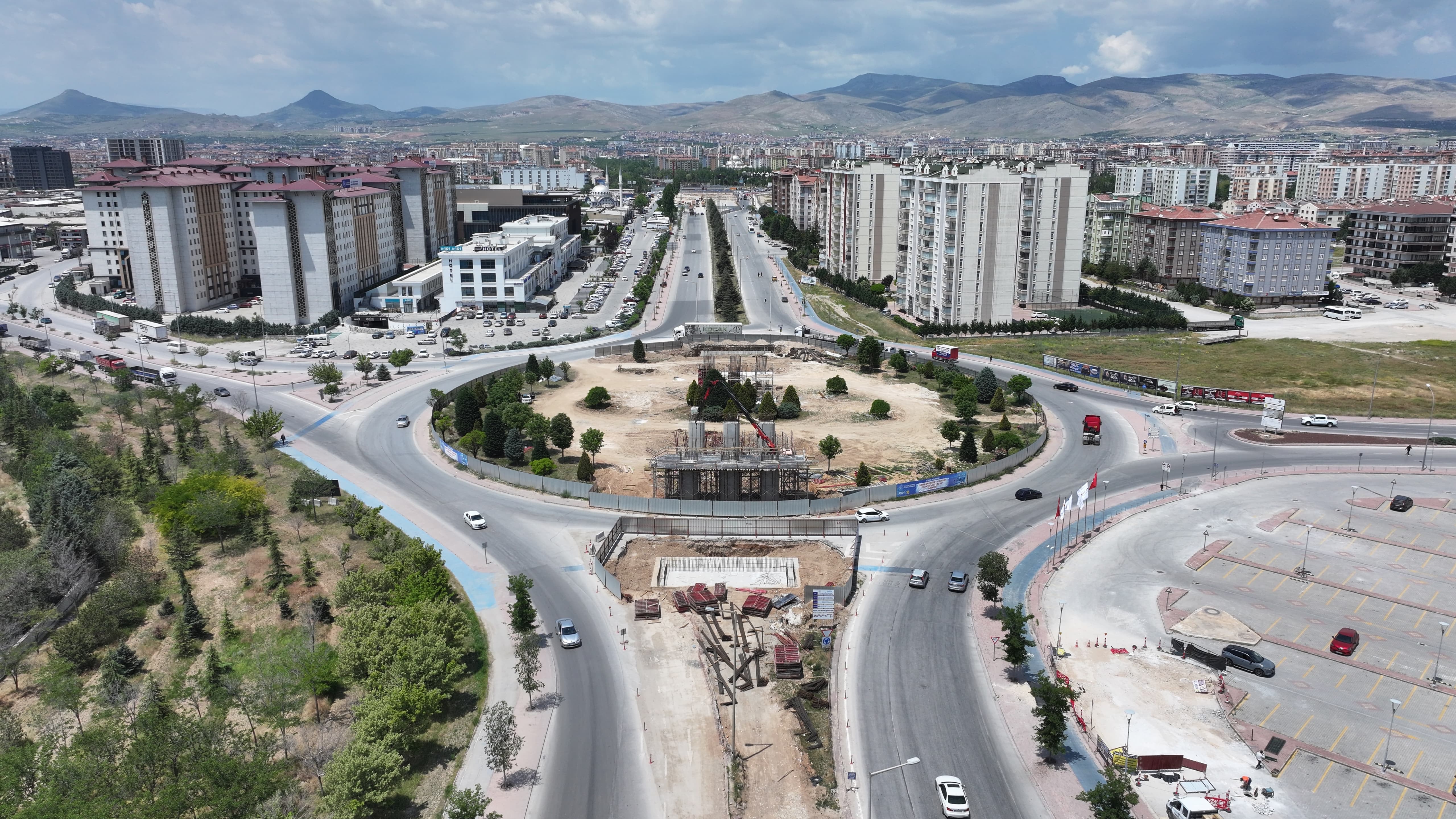 Başkan Altay: “Yurtlar Bölgesi'nde Tramvay Hattımızı Yukarı Alacağımız Köprü Çalışmamız Kesintisiz Bir Şekilde Devam Ediyor”