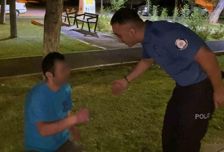 Alkolün etkisiyle parkta sızdı, kendisini uyandıran polise "Türk polisi şerefimizdir, elini öpebilir miyim" dedi