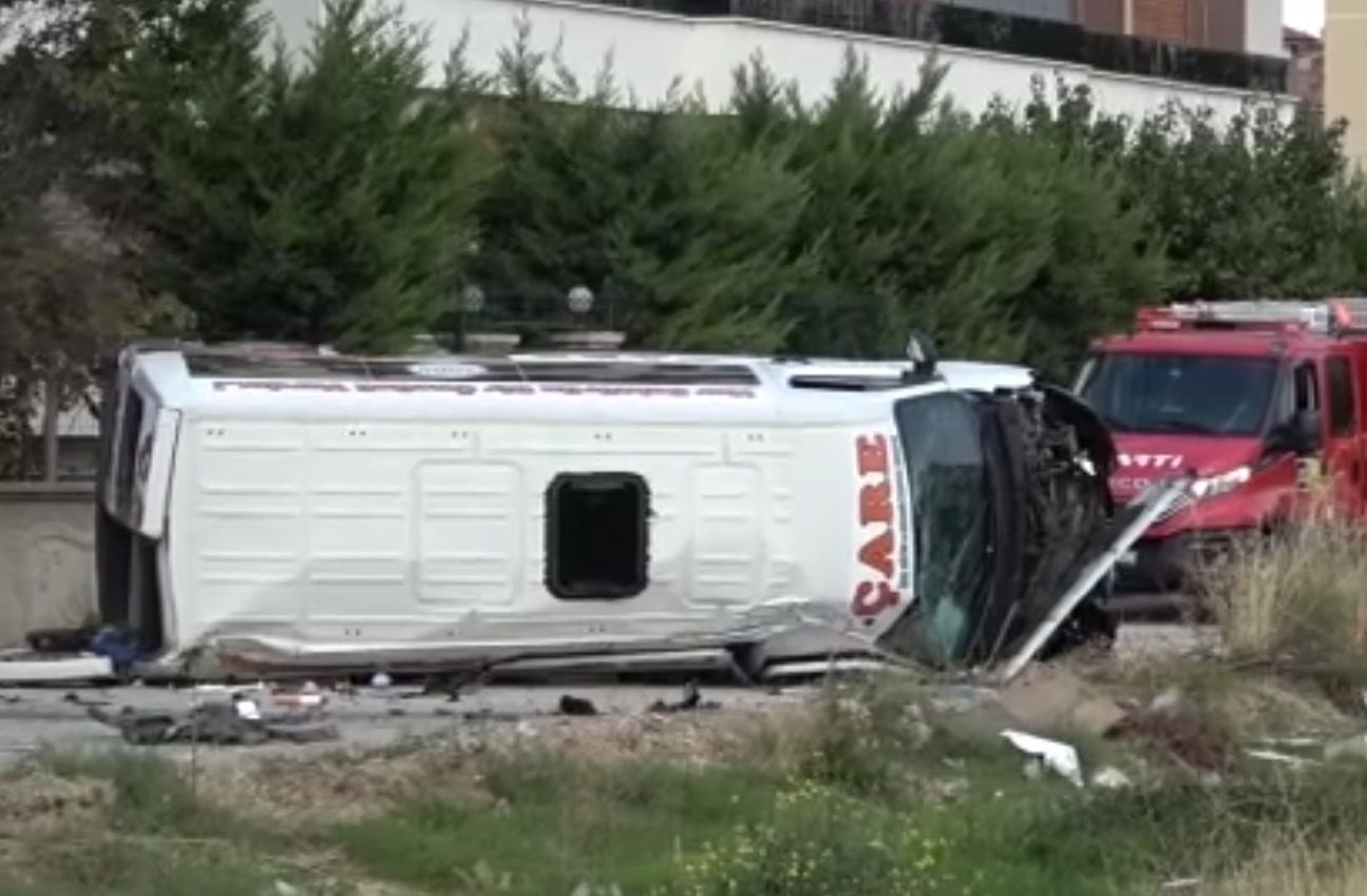 Konya'da Servis Minibüsü İle Otomobil Çarpıştı: 9 Yaralı