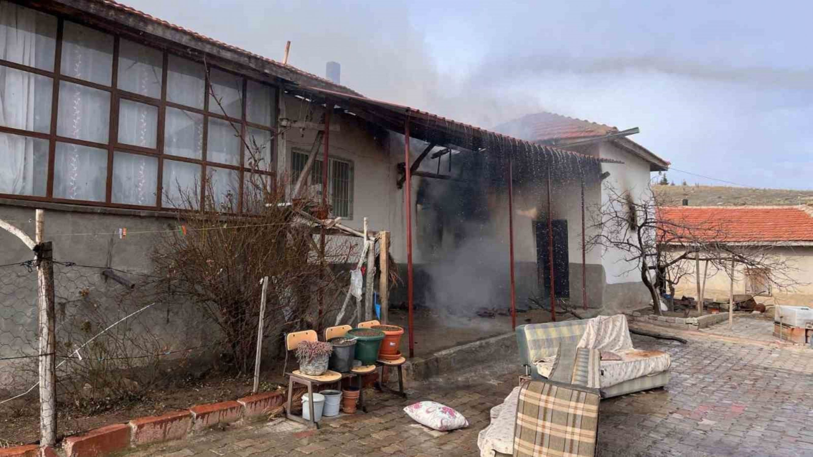 Tandırdan çıkan alevler evi yaktı