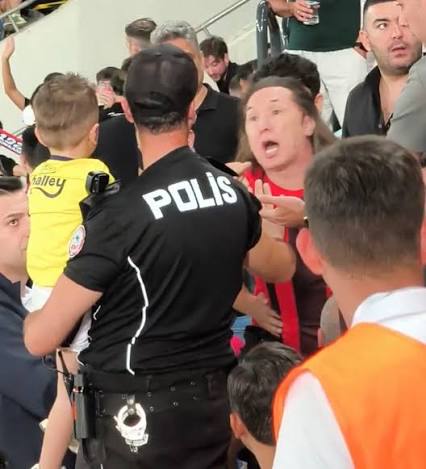 Gençlerbirliği-Fenerbahçe maçında bir çocuğun formasının çıkartılması olayına gözaltı kararı