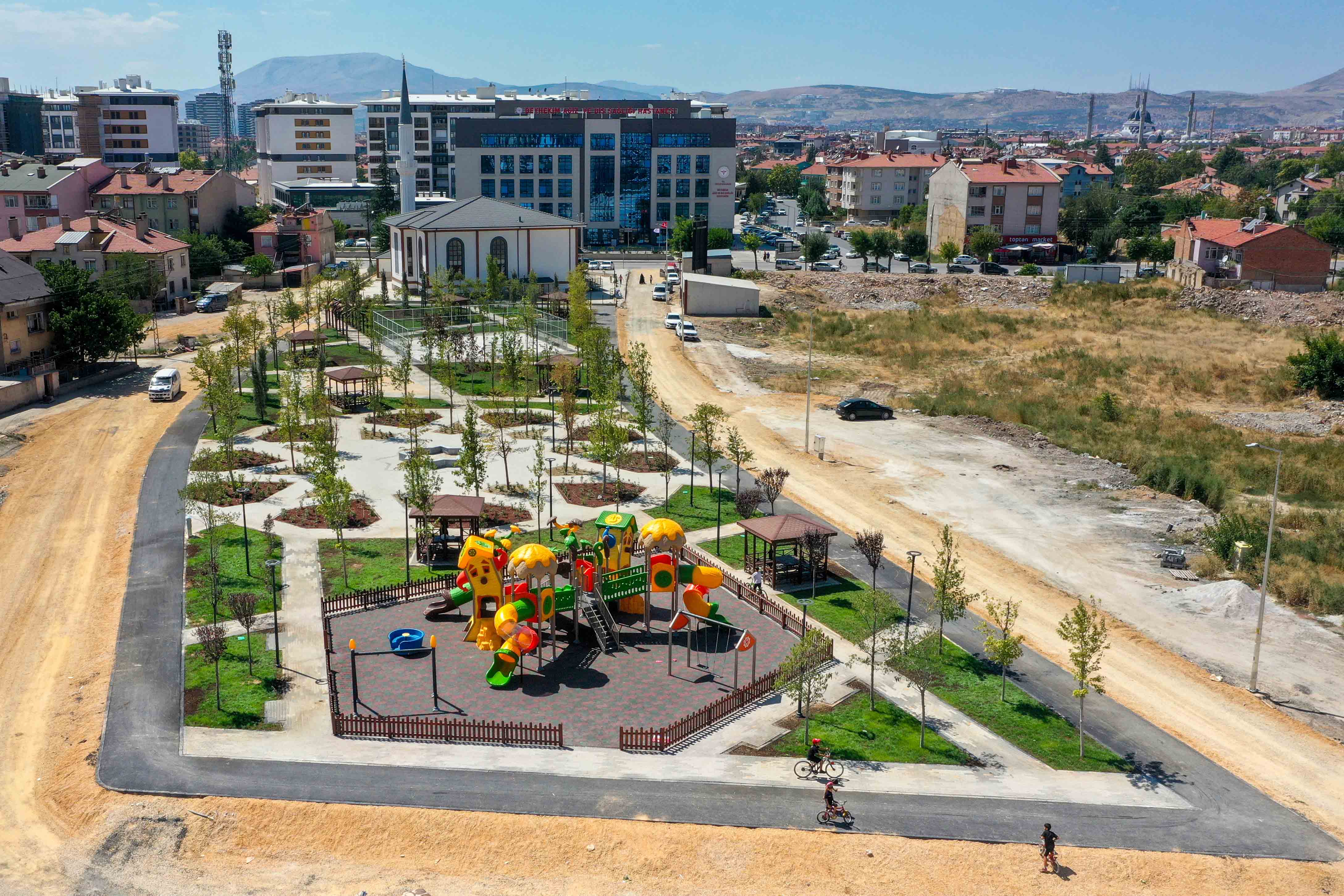 Meram’da Yeşil Alan Atağı; Aynı Anda 20 Yeni Park, 25 Parkta İse Yenileme 