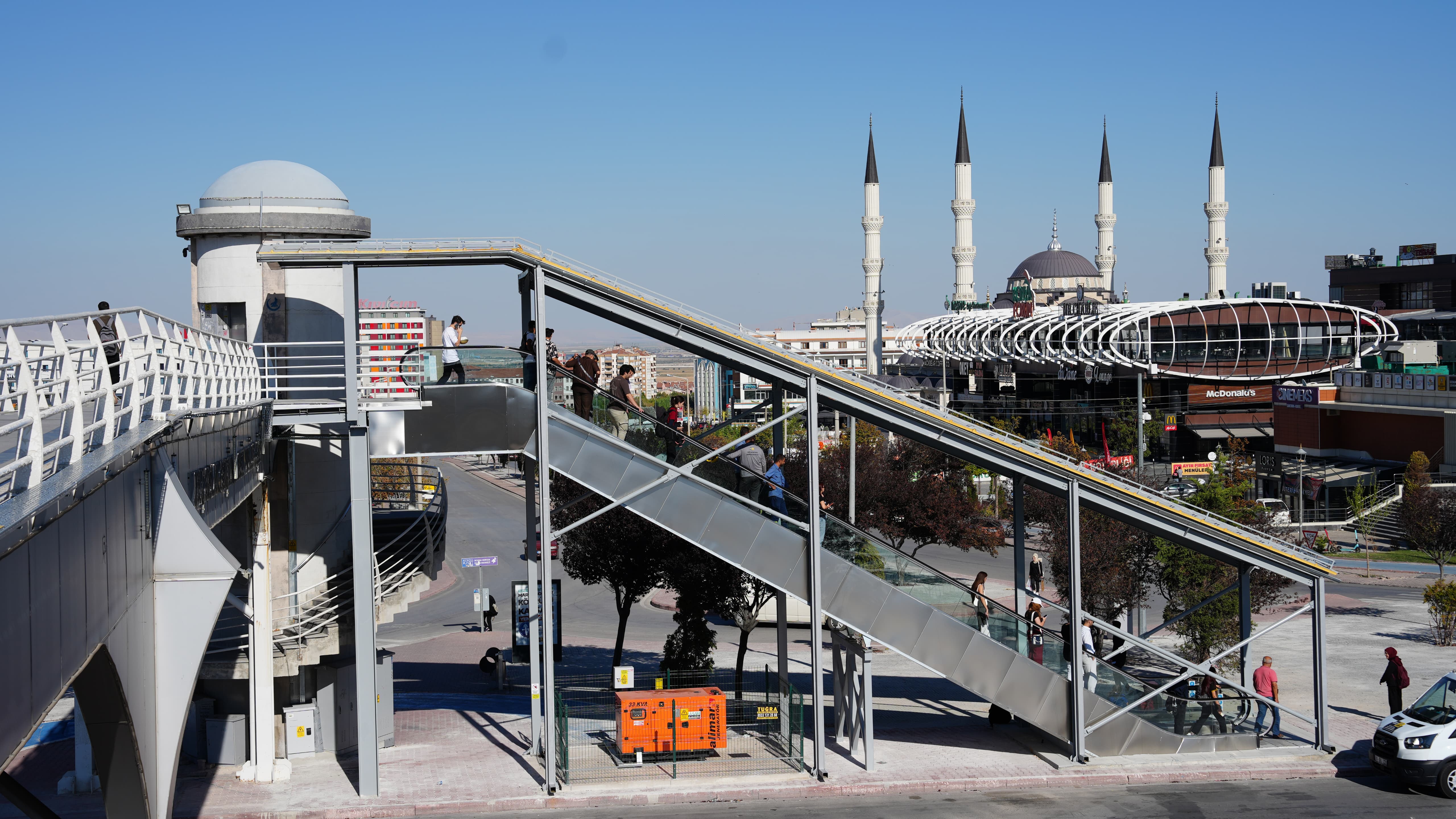 Öğrencilerin Yoğun Kullandığı Üst Geçit Modernize Edildi