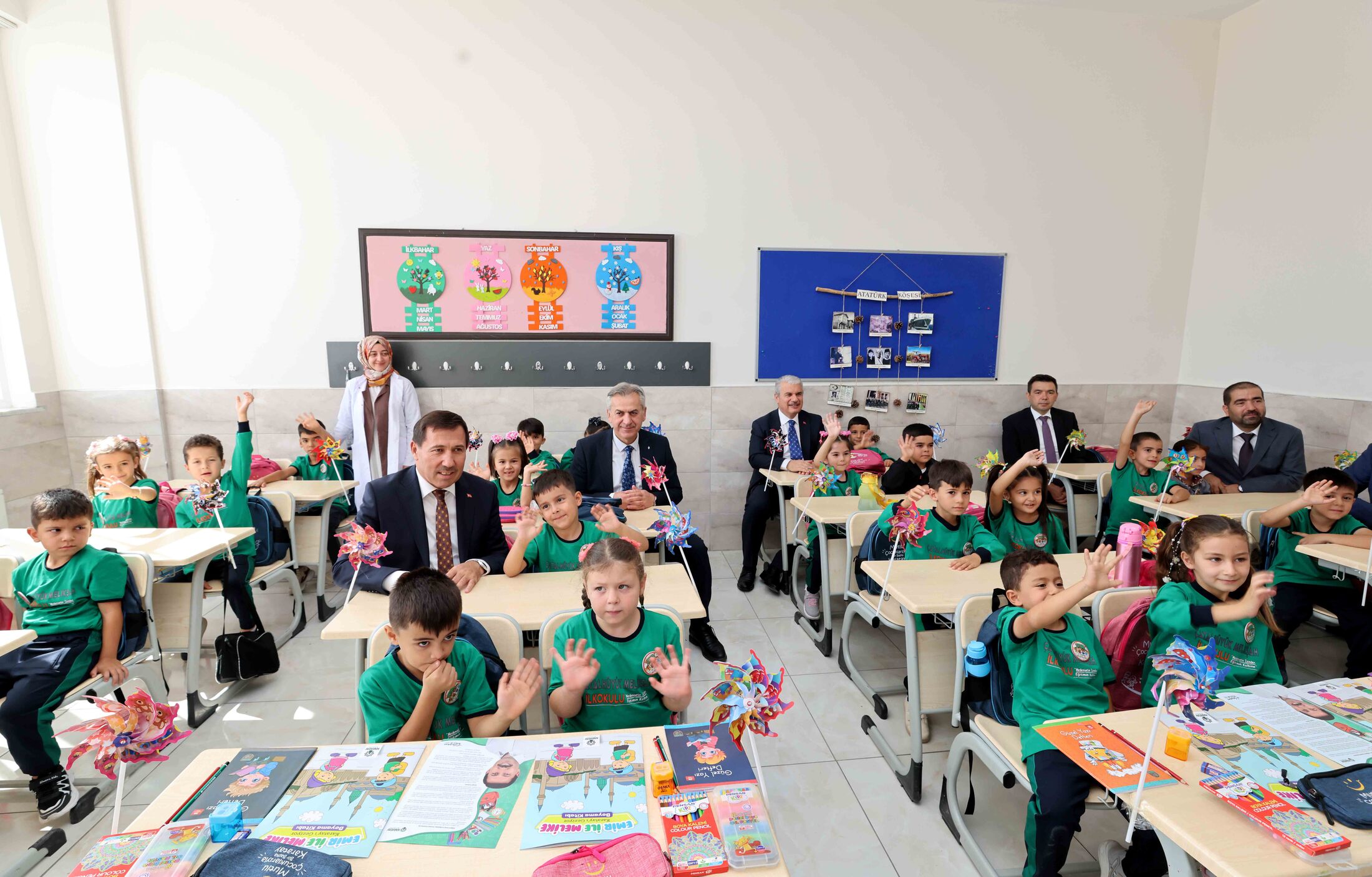 Vali Akın, Kaymakam Ayhan, Başkan Kılca ve Milli Eğitim Müdürü Yiğit Öğrencilerle Bir Araya Geldi 