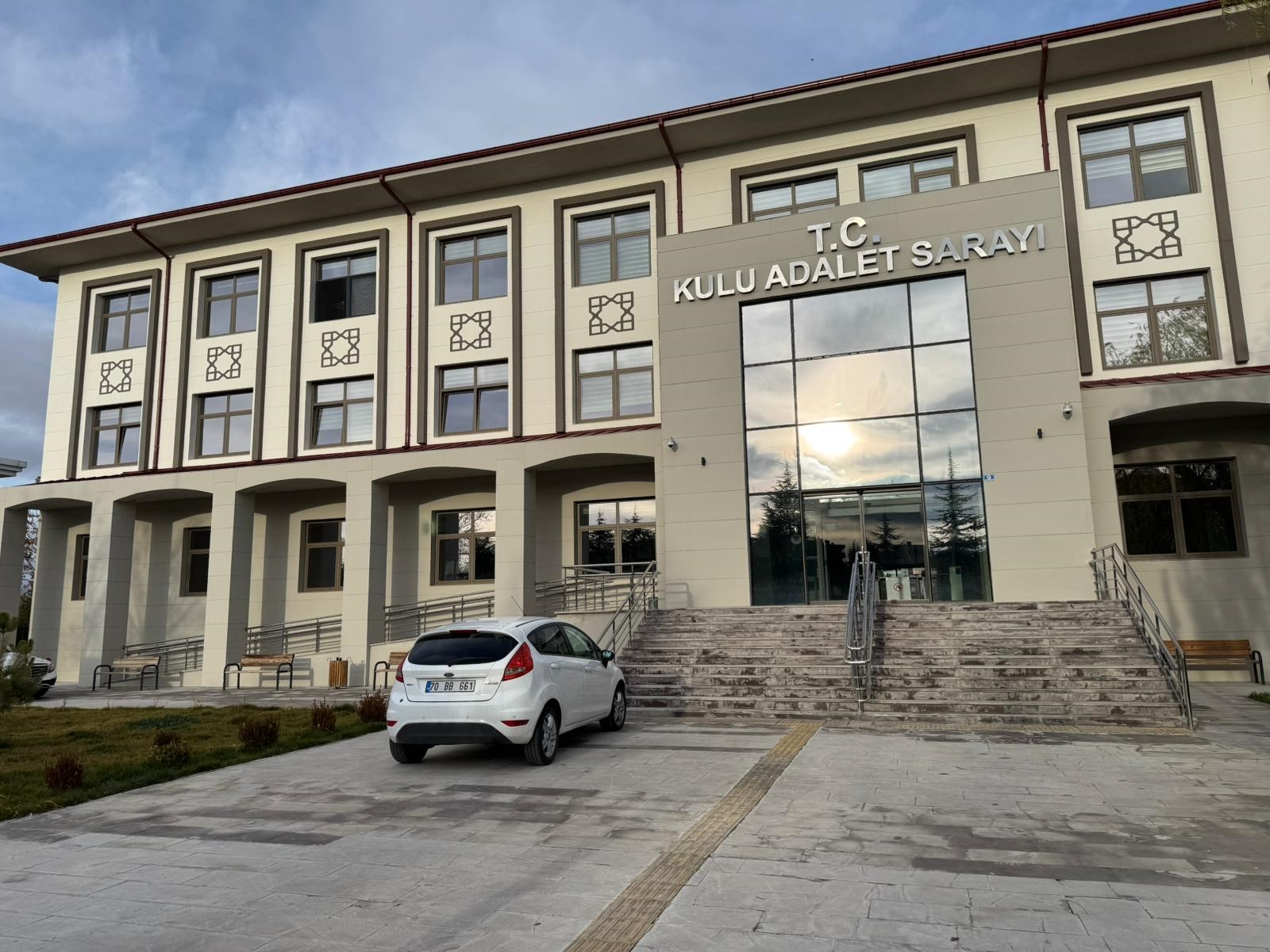Adliyede çalışan memur ihale bedellerini zimmetine geçirdiği iddiasıyla tutuklandı