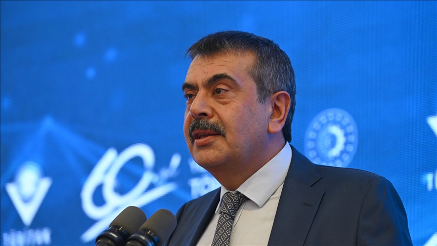 Bakan Tekin, mesleki çalışma programının ilk haftasının çevrim içi olacağını açıkladı