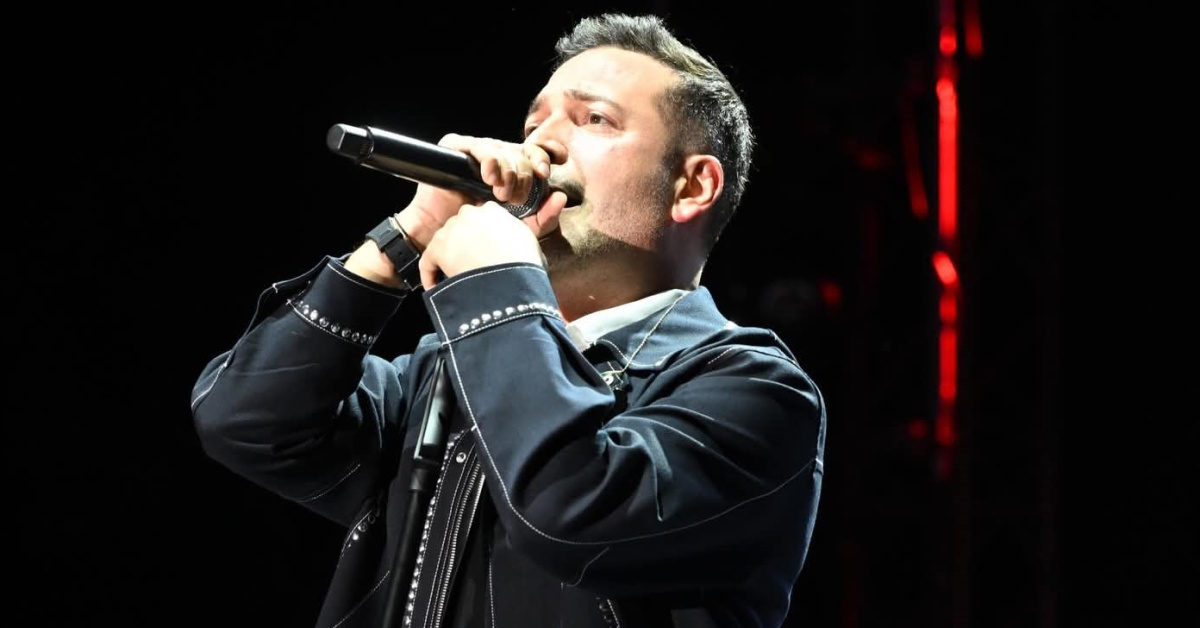 Oğuzhan Koç, Edirne konserinde sahne önünde sigara içen kişiye tepki gösterdi