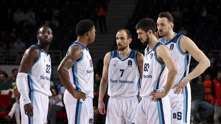 Türk Telekom Basketbol Takımı, hazırlık maçında Yukatel Merkezefendi’yi 80-67 mağlup etti
