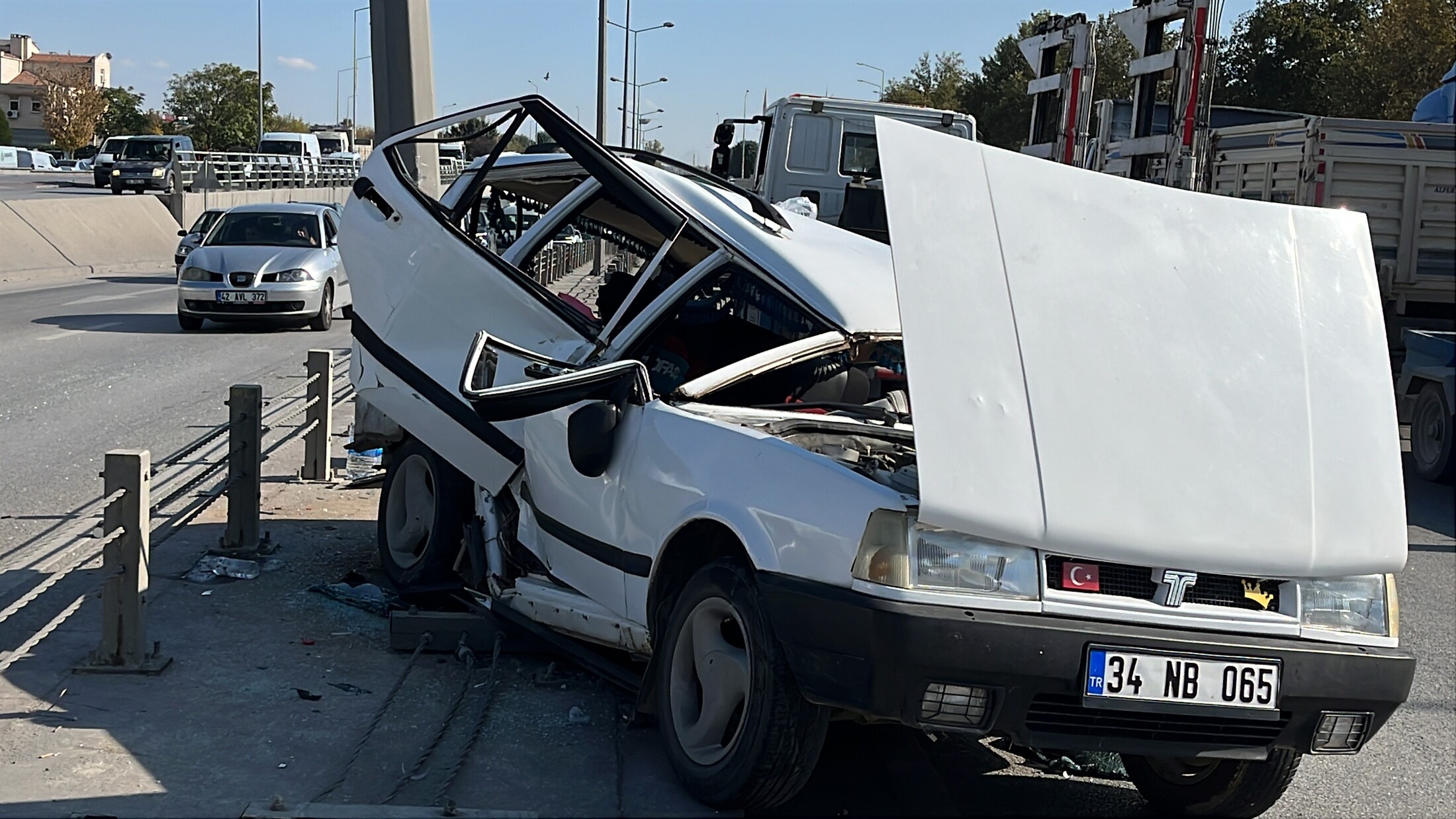 Kontrolden Çıkan Tofaş Refüje Çarptı: 4 Yaralı