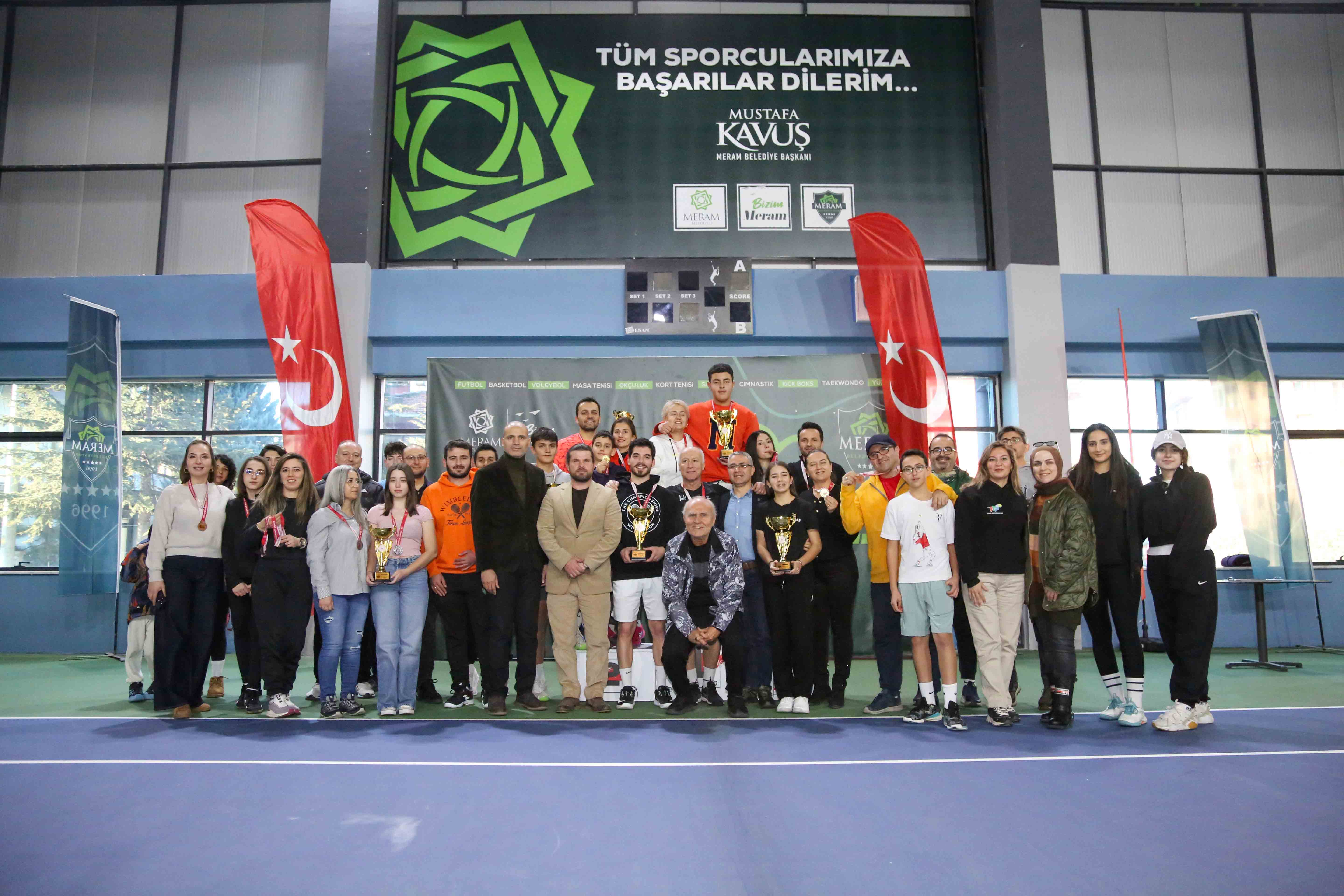 Meram'da Aileler Tenis Kortunda Buluştu