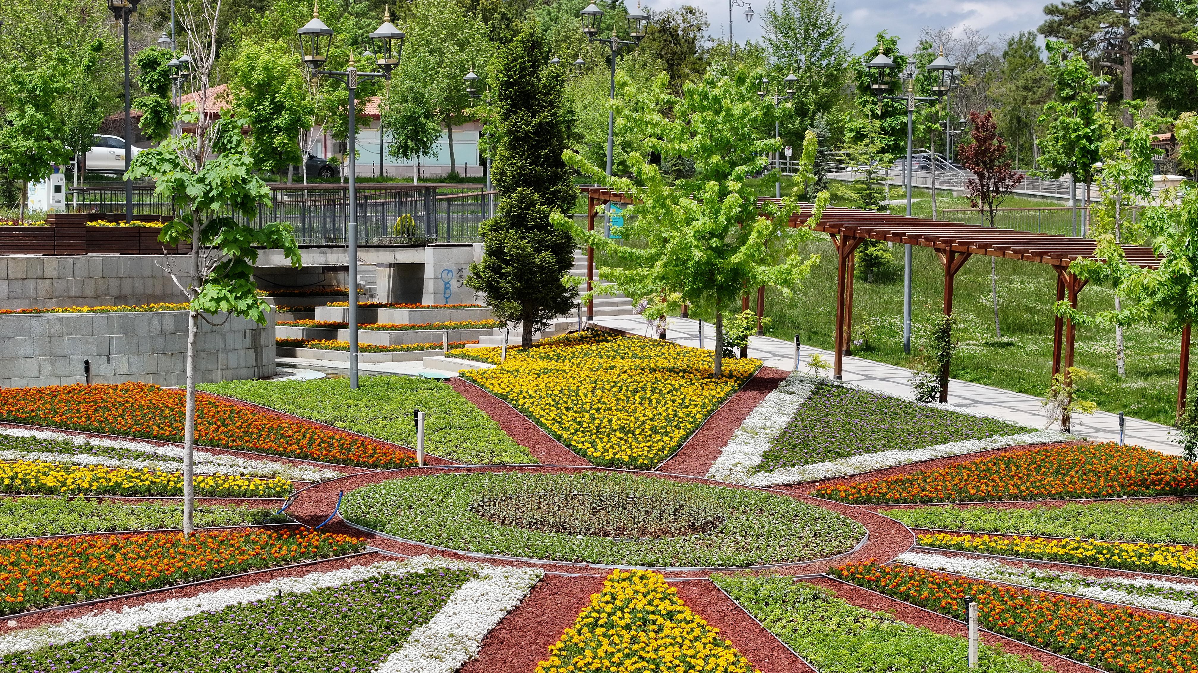Konya Baharın Renklerine Büründü: 1 Milyon 800 Bin Çiçek Toprakla Buluştu