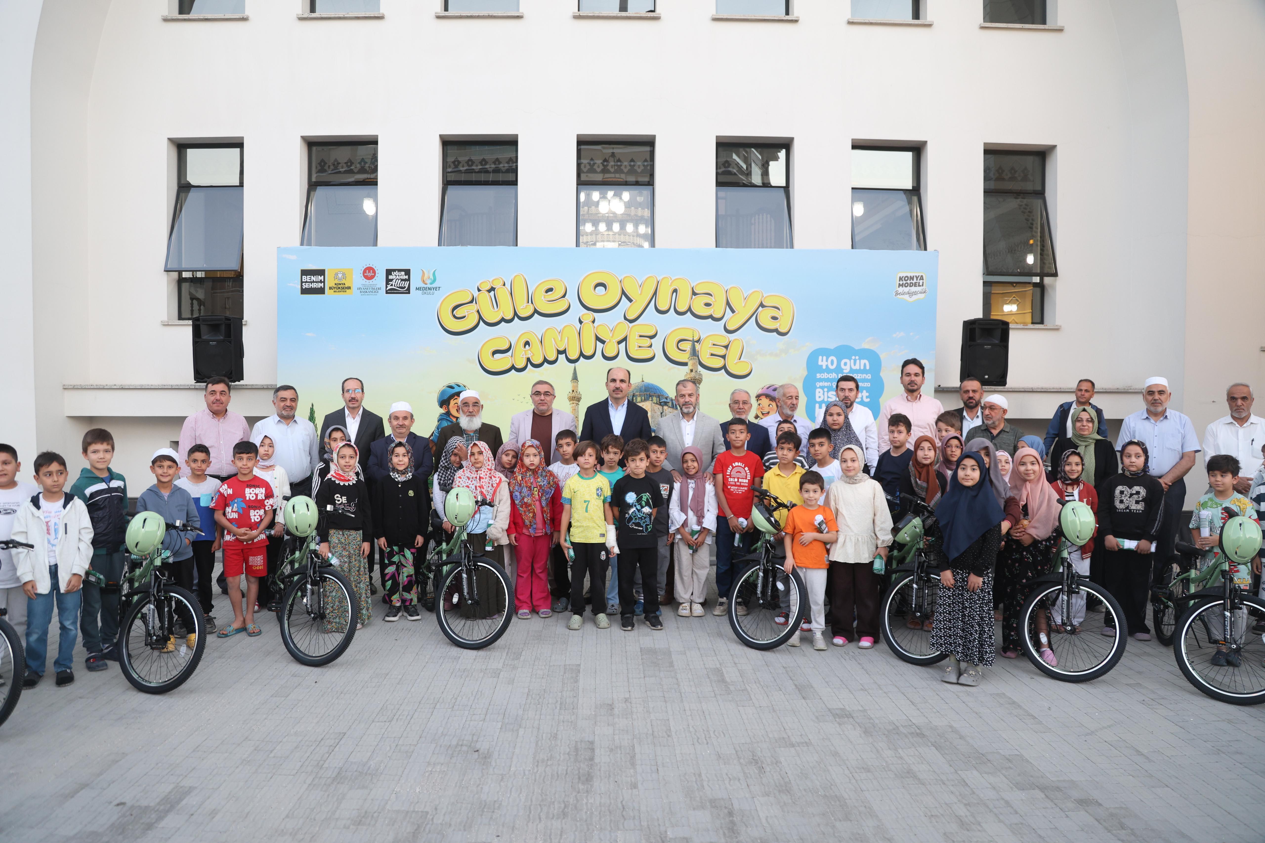 Başkan Altay "Güle Oynaya Camiye Gel" Projesi Kapsamında Çocukların Sabah Namazı Çoşkusuna Eşlik Etti 