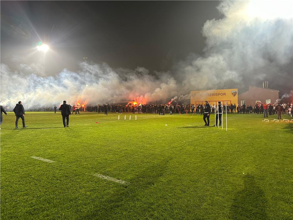 Kayserispor’da taraftarlı antrenman