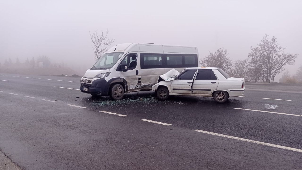 Kırıkkale’de yolcu minibüsü ile otomobil çarpıştı: 1 yaralı