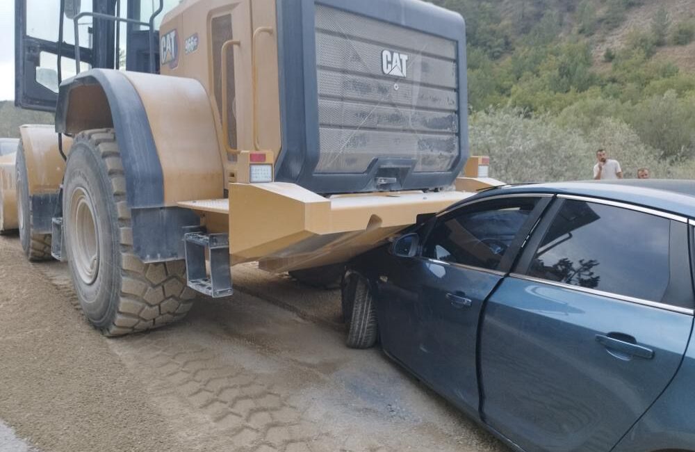 İş makinesinin çarpıp sürüklediği otomobilin altında kalan kadın hayatını kaybetti