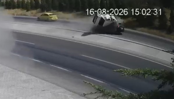 Yola Fırlayan Parçadan Kurtulmak İsterken Karşı Şeride Uçarak 2 Otomobille Çarpıştı: 2 Kişi Hayatını Kaybetti 