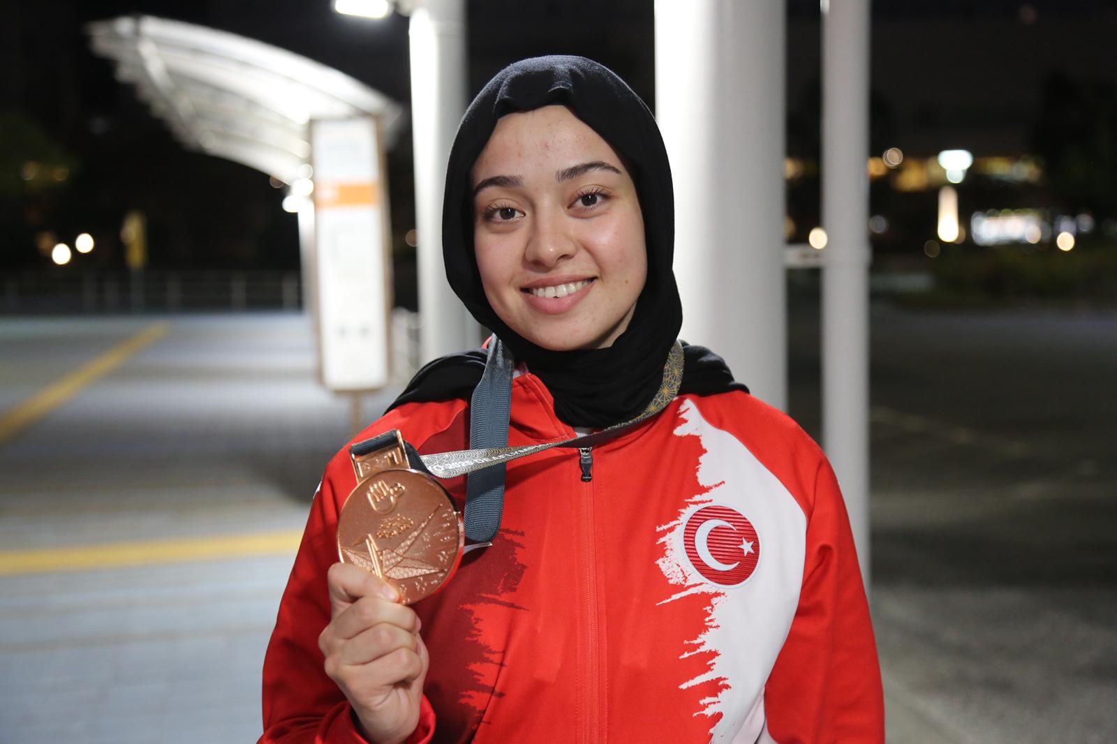 Esma Gökülü, İşitme Engelliler Olimpiyatlarında Bronz Madalya Alarak Ülkemizin Gururu Oldu