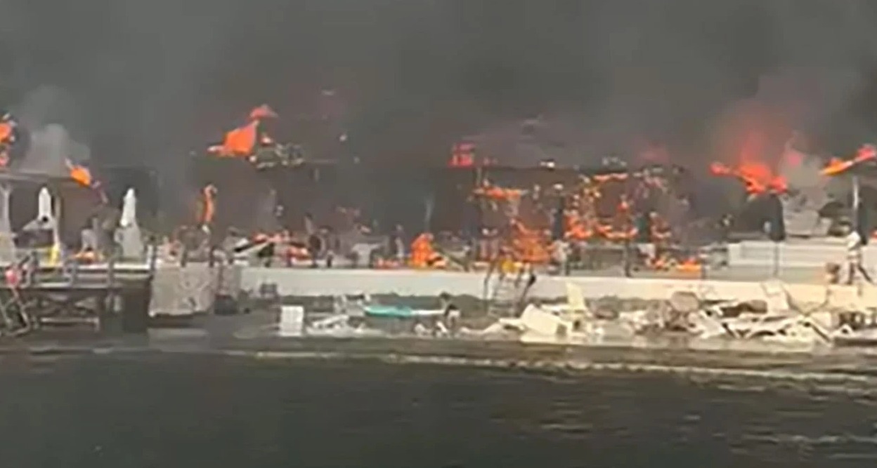 Yangının kontrol altına alınmasının ardından Nene Hatun gemisi Büyükada’dan ayrıldı