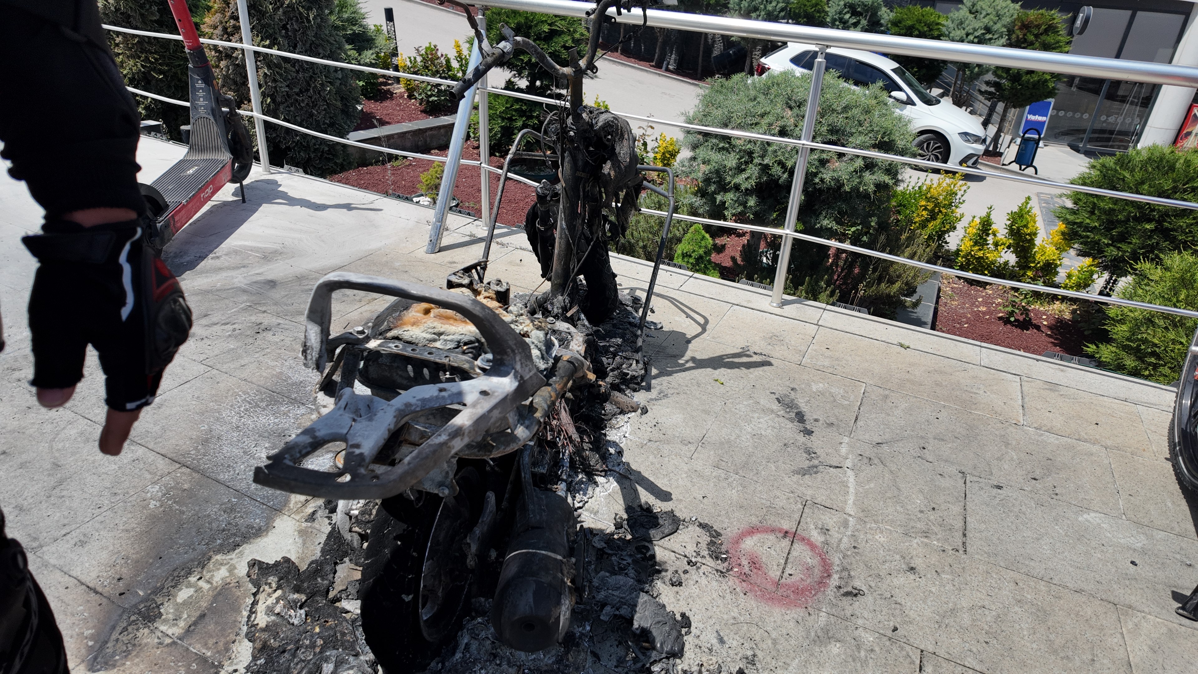  Alev Alev Yanan Motosiklete Motosikletli Kuryeden Müdahale