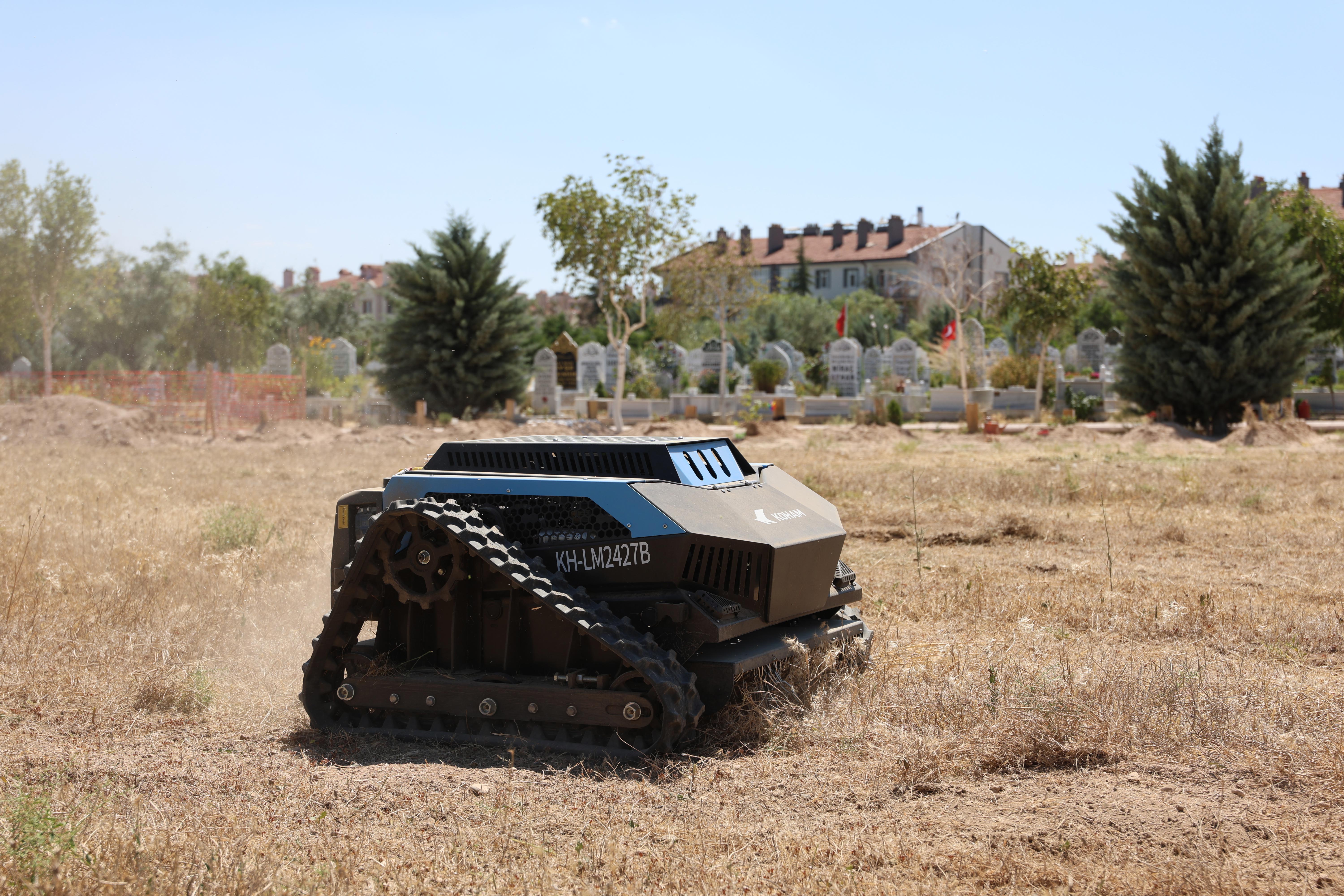 Konya Büyükşehir Mezarlık Bakımında Ot Biçme Robotlarını Kullanmaya Başladı