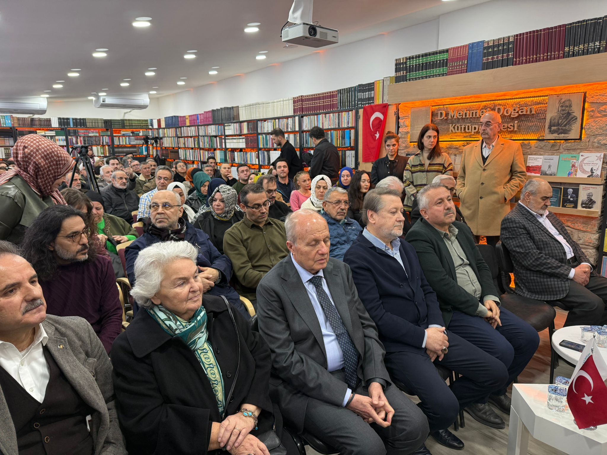 45 Yıllık Vefa: Ahmet Özhan’a Mevlana Türbesi Gümüş Kapısı Minyatürü Hediye Edildi