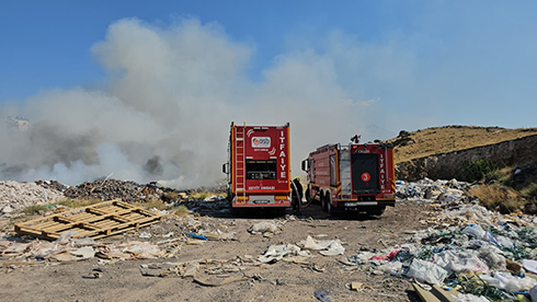 Atık madde yangınında güvercinleri korudular