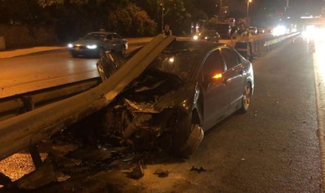 Kontrolden çıkan otomobil bariyere ok gibi saplandı
