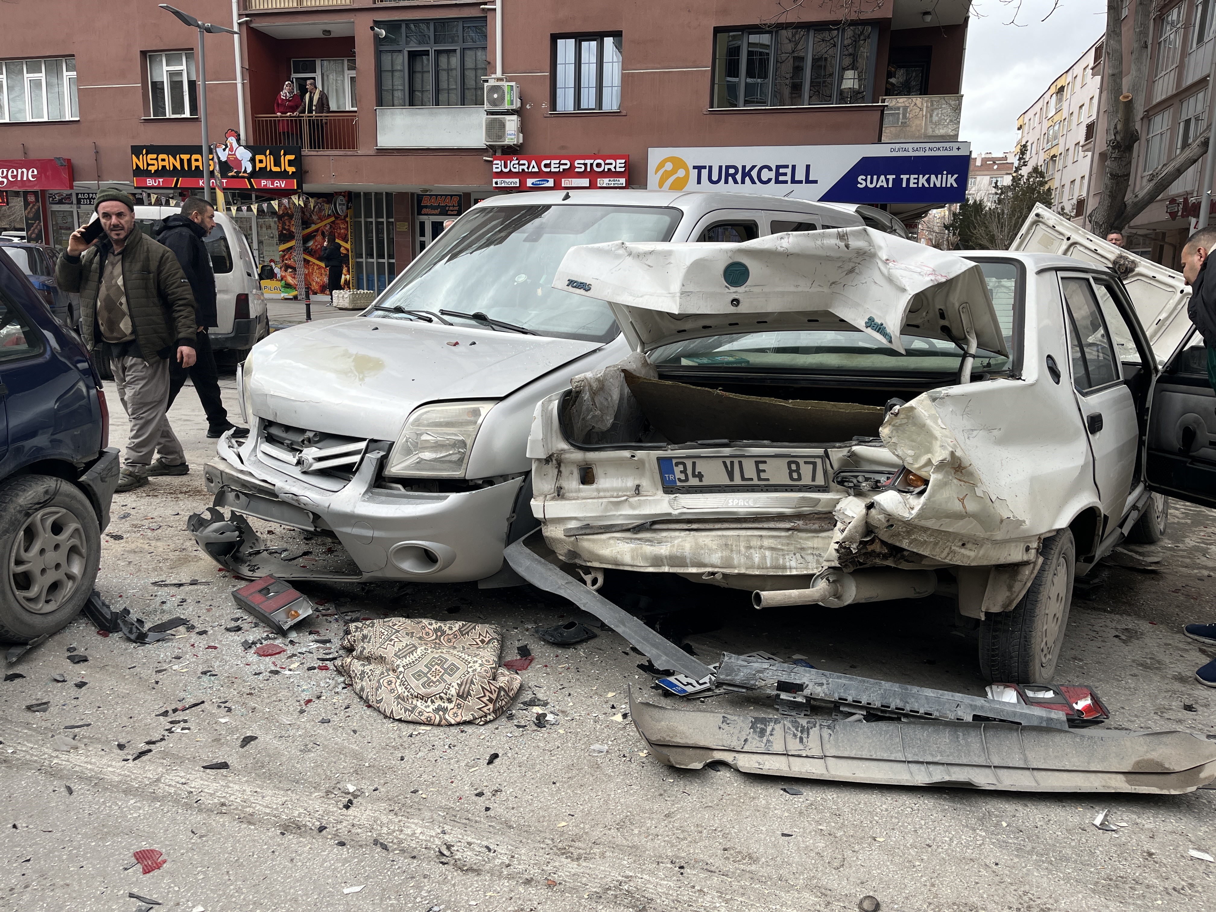 Kamyonet, Kırmızı Işıkta Bekleyen 7 Aracın Arasına Daldı: 2 Yaralı