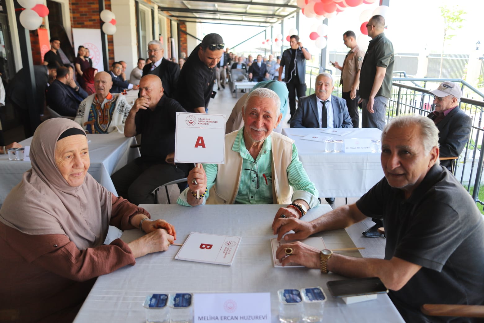 “Bilginin Yaşı Yok” Yarışmasında Ulu Çınarlar Bilgileriyle Yarıştı