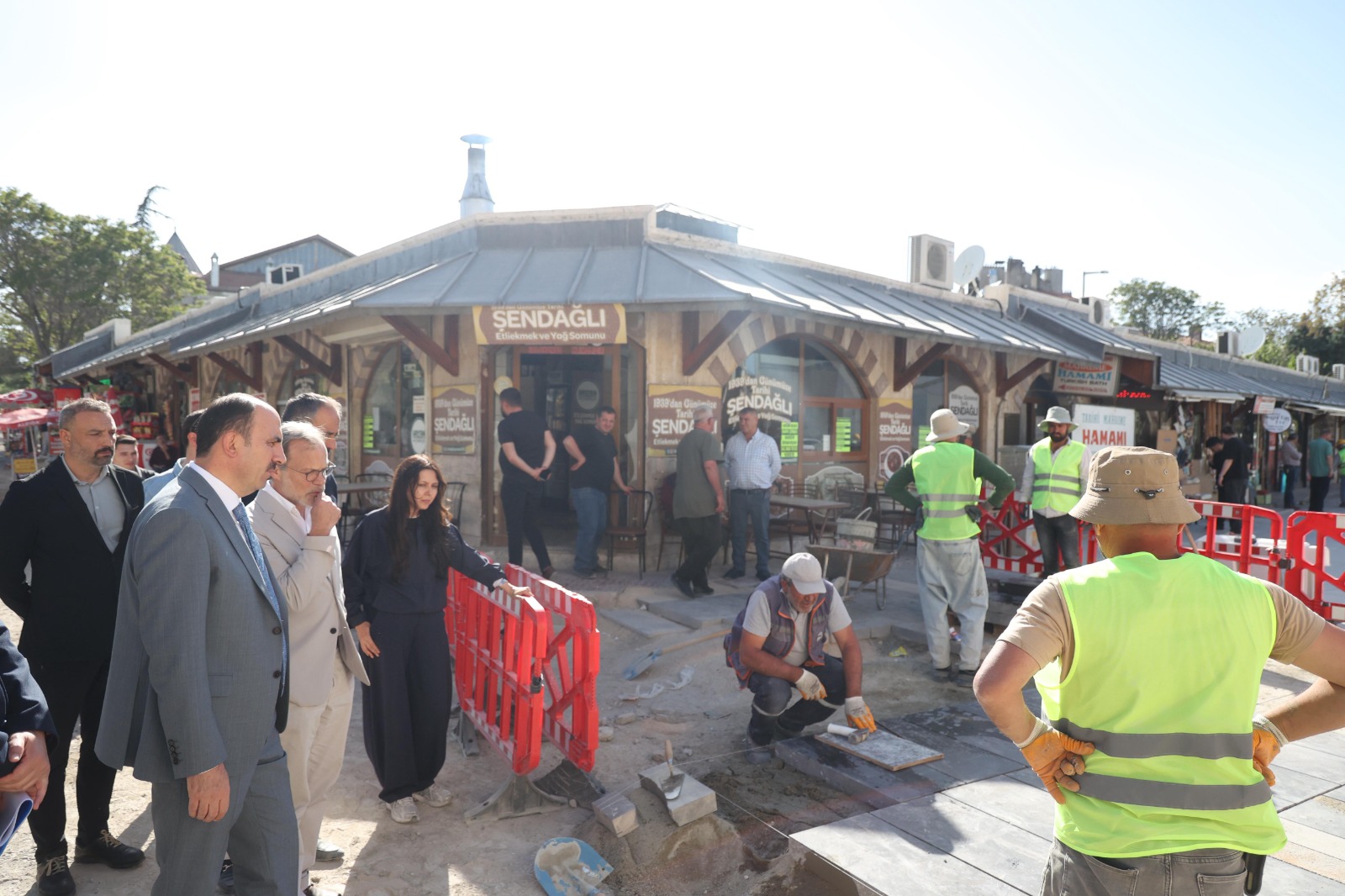 Mevlana Caddesi'nde Yürütülen Çevre Düzenleme Ve Meydan Yenileme Çalışmaları Devam Ediyor