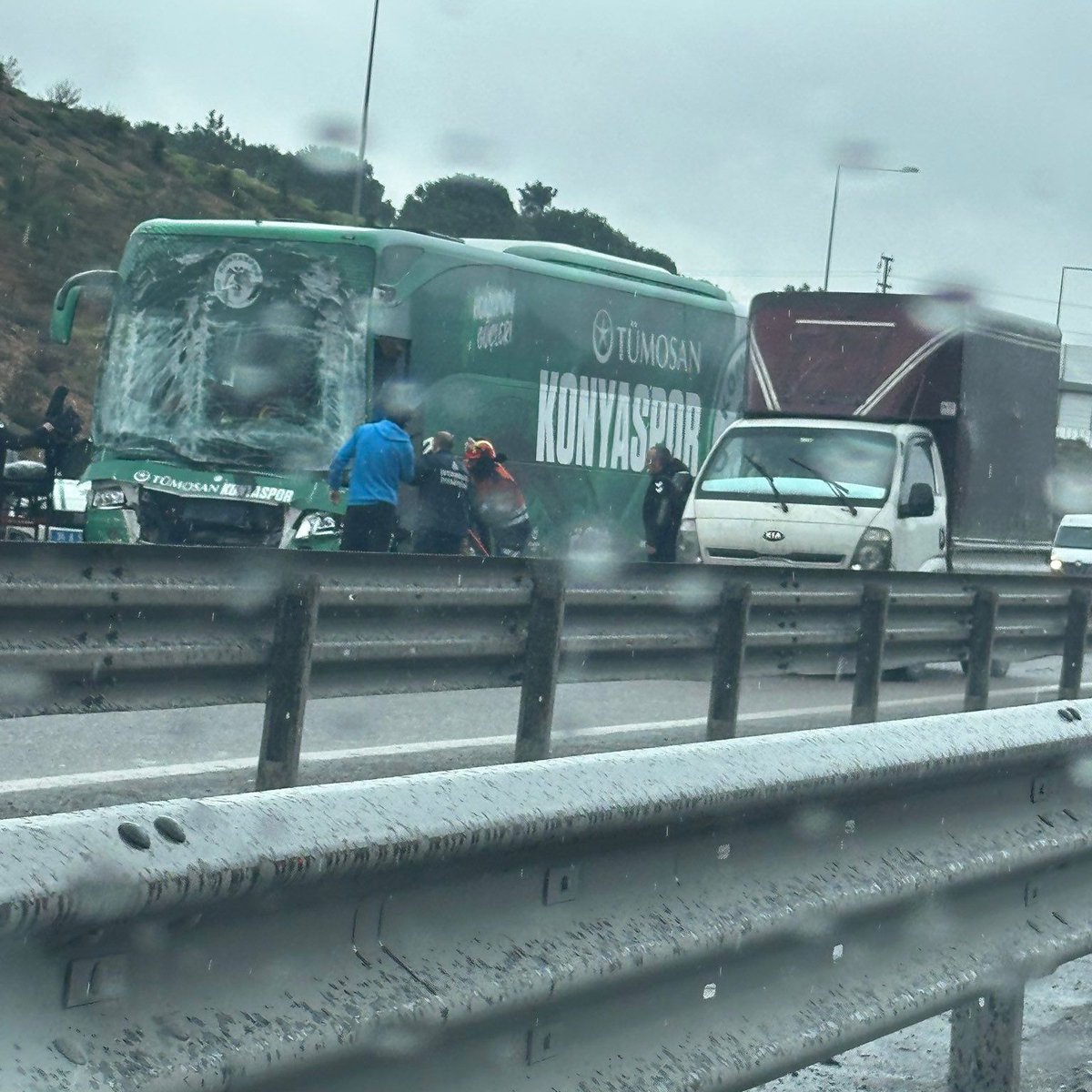 Konyaspor Takım Otobüsü Pendik’te TIR ile Çarpıştı