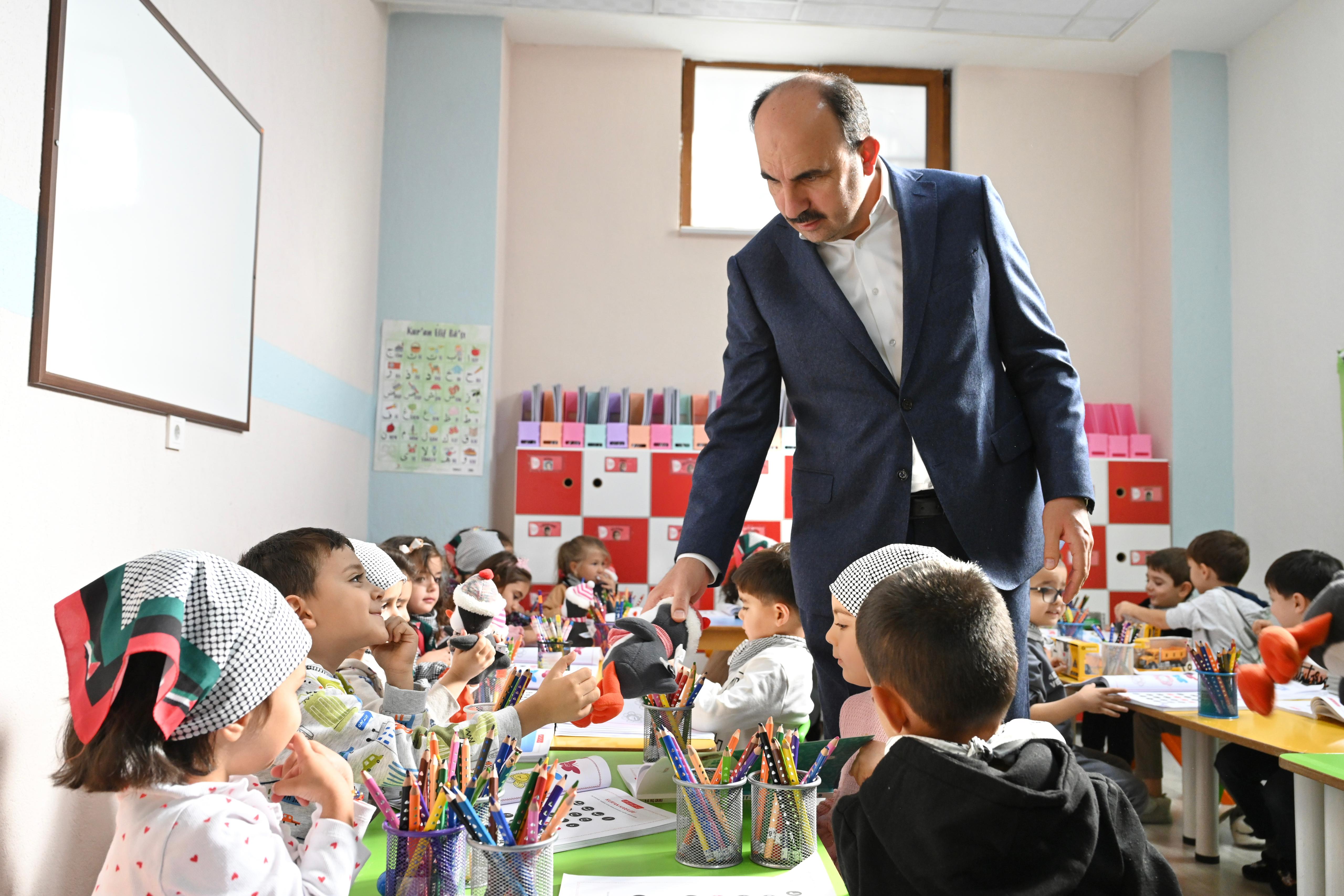 Başkan Altay Filistin Duyarlılığı İle Dikkat Çeken Minik Öğrencileri Ziyaret Etti 